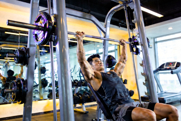 健身房内用户使用专业器材进行力量训练