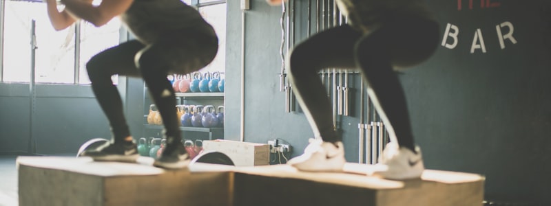 足球运动员穿着专业足球装备射门的瞬间