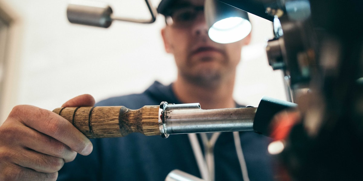 年轻人在城市街道上快乐奔跑的运动场景