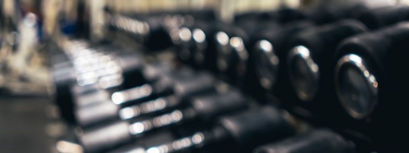 现代化智能健身器材在健身房中的使用场景