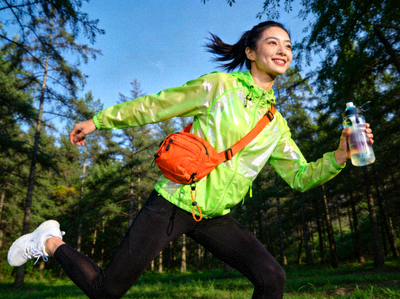 时尚运动服装与配件在户外场景下的展示